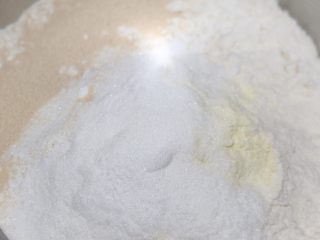 1、椰丝排包,把高筋粉、奶粉、砂糖、酵母都放进和面盆里