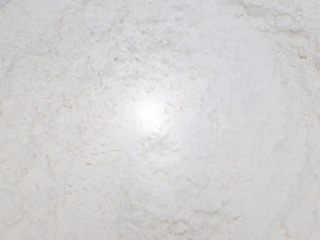 2、椰丝排包,混合均匀