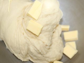 4、椰丝排包,和面5分钟下黄油,再和面5分钟