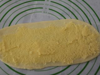 9、椰丝排包,均匀铺上椰丝馅料,有一边空出2cm不铺椰丝