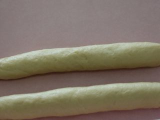 11、椰丝排包,卷好收口子,收口朝下放到烤盘上哦