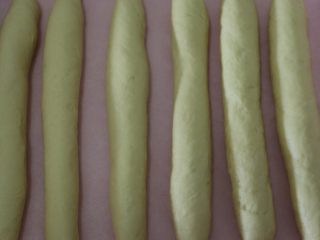 12、椰丝排包,有间隔的排放,不要挨在一起,因为还要进行第二次发酵呢。