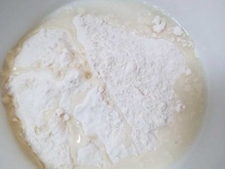 1、十味 葱油饼,面粉加温水,水不要加多慢慢加