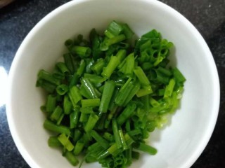 4、十味 葱油饼,小葱洗净,切葱花