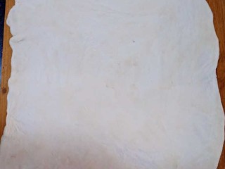 5、十味 葱油饼,面团擀成薄片