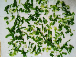 6、十味 葱油饼,撒上葱花,撒上适量盐要撒均匀,面片横竖各两刀,不要切散了