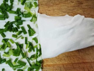 7、十味 葱油饼,右上角往下折,右下角往上折。