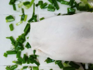 8、十味 葱油饼,折好的面片往左折