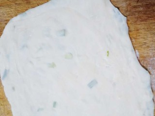 11、十味 葱油饼,把压好的面饼,擀成薄片