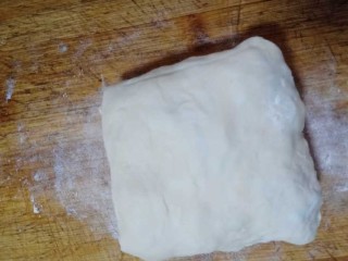 10、十味 葱油饼,折好的面往左折,左上角往下折,左下角往上折,轻轻压实