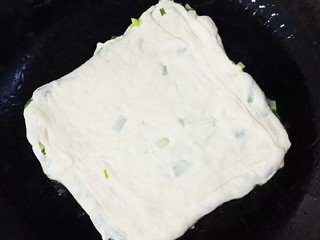 12、十味 葱油饼,锅放油,面饼放锅里煎,小火,有电饼铛最好,没有就平底锅