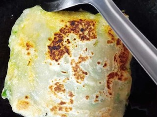 13、十味 葱油饼,一面金黄后翻面继续煎,直到两面都金黄出锅