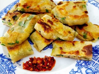 14、十味 葱油饼,出锅切块后装盘。