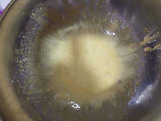 1、脆皮冰淇淋蛋糕,两个蛋黄加6克白砂糖用打蛋器打至蛋黄颜色变浅