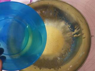 2、脆皮冰淇淋蛋糕,蛋黄中加入18克植物油搅拌均匀