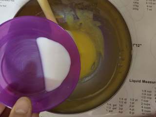 3、脆皮冰淇淋蛋糕,蛋黄中加入24克牛奶搅拌均匀