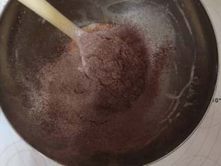 4、脆皮冰淇淋蛋糕,红曲粉，可可粉和金龙鱼低筋面粉混合过筛入蛋黄糊中