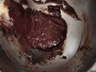 5、脆皮冰淇淋蛋糕,翻拌均匀备用