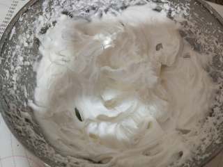 6、脆皮冰淇淋蛋糕,蛋白加几滴白醋，打至起粗泡时加入三分之一白砂糖，打至泡沫变细腻时加入三分之一白砂糖，打至出现纹路时加入最后剩下的白砂糖！最后提起打蛋器，呈现短小直立的尖角即可