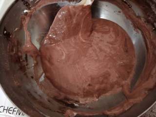 7、脆皮冰淇淋蛋糕,蛋白糊分三次拌入蛋黄糊中，翻拌均匀