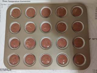 9、脆皮冰淇淋蛋糕,将做好的蛋糕糊装入裱花袋中，纸杯中挤八分满