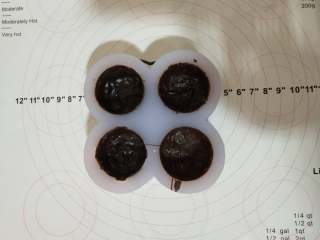 11、脆皮冰淇淋蛋糕,牛奶巧克力隔水融化，用小刷子沾少许巧克力，刷在模具内壁！如果盆内的巧克力凝固的话，就再隔水融化，继续刷！在模具内壁刷一层薄厚均匀的巧克力壳即可！