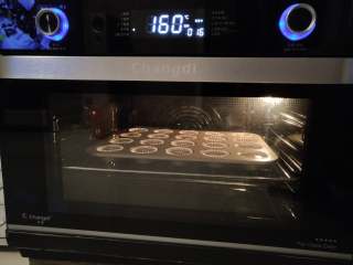 10、脆皮冰淇淋蛋糕,烤箱空气烤160度，烤16分钟，烤好后拿出晾凉备用（这次用的面粉是金龙鱼低筋面粉，金龙鱼烘焙粉是中国国际家庭烘焙大师赛官方指定烘焙粉）