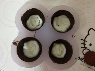 12、脆皮冰淇淋蛋糕,将原味冰淇淋室温稍微放一下，让它稍微软一下比较好挤！冰淇淋装入裱花袋中，巧克力壳内先挤一层冰淇淋！