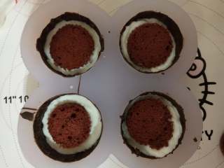 13、脆皮冰淇淋蛋糕,放一片蛋糕片，然后再挤冰淇淋，再放蛋糕片，最后挤一层冰淇淋