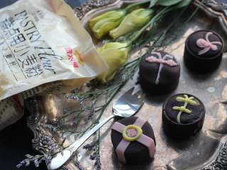 15、脆皮冰淇淋蛋糕,将做好的脆皮冰淇淋蛋糕冷冻过夜，然后脱模即可