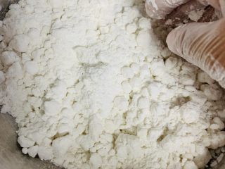 6、桂花糕,用手抓拌成这样的颗粒状 在双手对搓 成细沙装