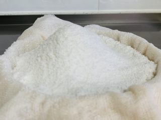 9、桂花糕,过完筛的粉这个状态 就对了