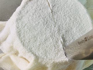 12、桂花糕,用刀割透 切成自己喜欢的大小