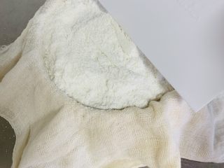 10、桂花糕,用过刮刀刮平表面 不要按压哟