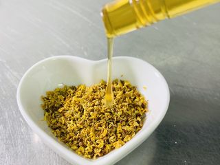 15、桂花糕,干桂花加入原蜜。