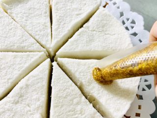 18、桂花糕,每块糕上挤入桂花蜜