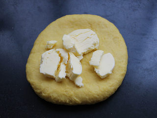 4、布里欧吐司,松弛好的面团加入黄油。