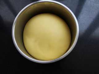 7、布里欧吐司,发酵至约两倍大，取出面团。