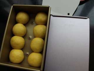 9、布里欧吐司,滚圆，如图，摆放入模具内。