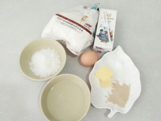 1、毛毛虫面包,食材：清水，黄油，牛奶，面包粉，鸡饭，盐，发酵粉，砂糖。