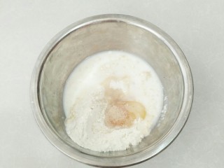 2、毛毛虫面包,除盐，黄油以外所有的食材混合。