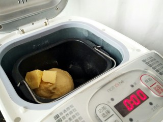 5、毛毛虫面包,揉面程序结束后，投入黄油，继续揉面。