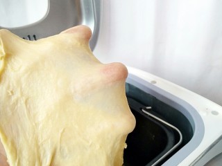 6、毛毛虫面包,揉面机停止揉面，能拉出韧性薄膜。