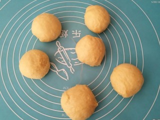 9、毛毛虫面包,取出排气，分割成等量的剂子，盖上保鲜膜进行醒发20分钟。