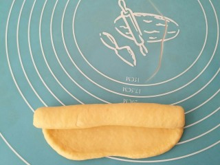 11、毛毛虫面包,卷起，留一些不要卷到底。