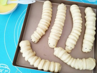 15、毛毛虫面包,刷上蛋液。