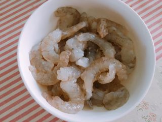 3、吃到停不下来的芝心虾饼,明虾洗净,去头尾,去壳去沙线