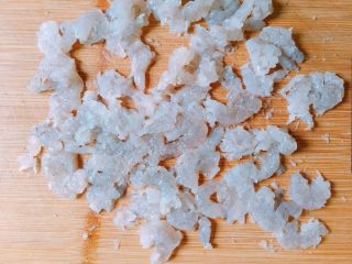 4、吃到停不下来的芝心虾饼,用刀拍成泥,注意这步一定要用刀拍扁,不是剁