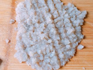 5、吃到停不下来的芝心虾饼,拍的差不多了再剁细,这样才能变成虾胶