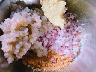 6、吃到停不下来的芝心虾饼,混合所有原料:虾胶、洋葱粒、面包削、马苏拉里芝士,并加入盐适量